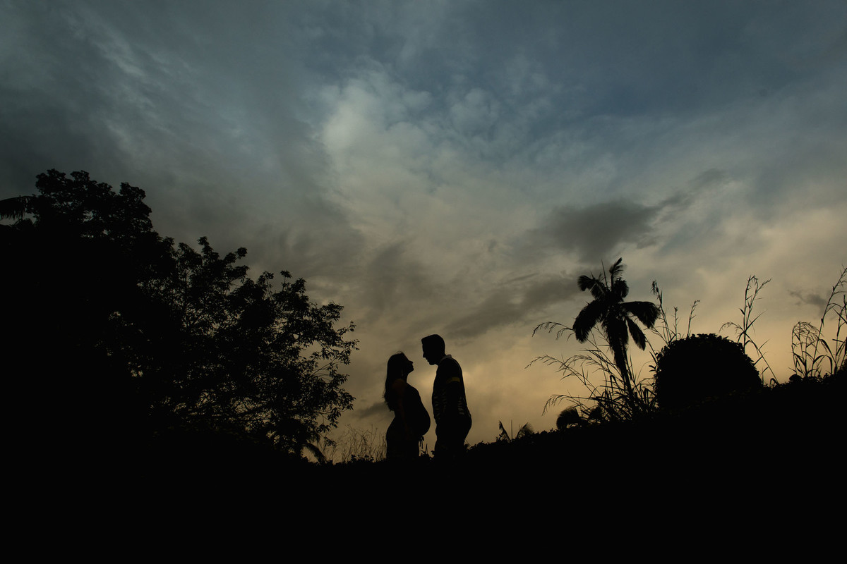 casal gestante abraçados no jardim botânico em são paulo